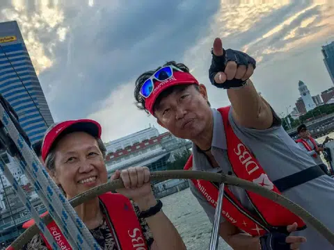 李显龙总理何晶今年3月份在教练的陪同下掌舵，在滨海湾水域开船逐风追浪。（何晶面簿）