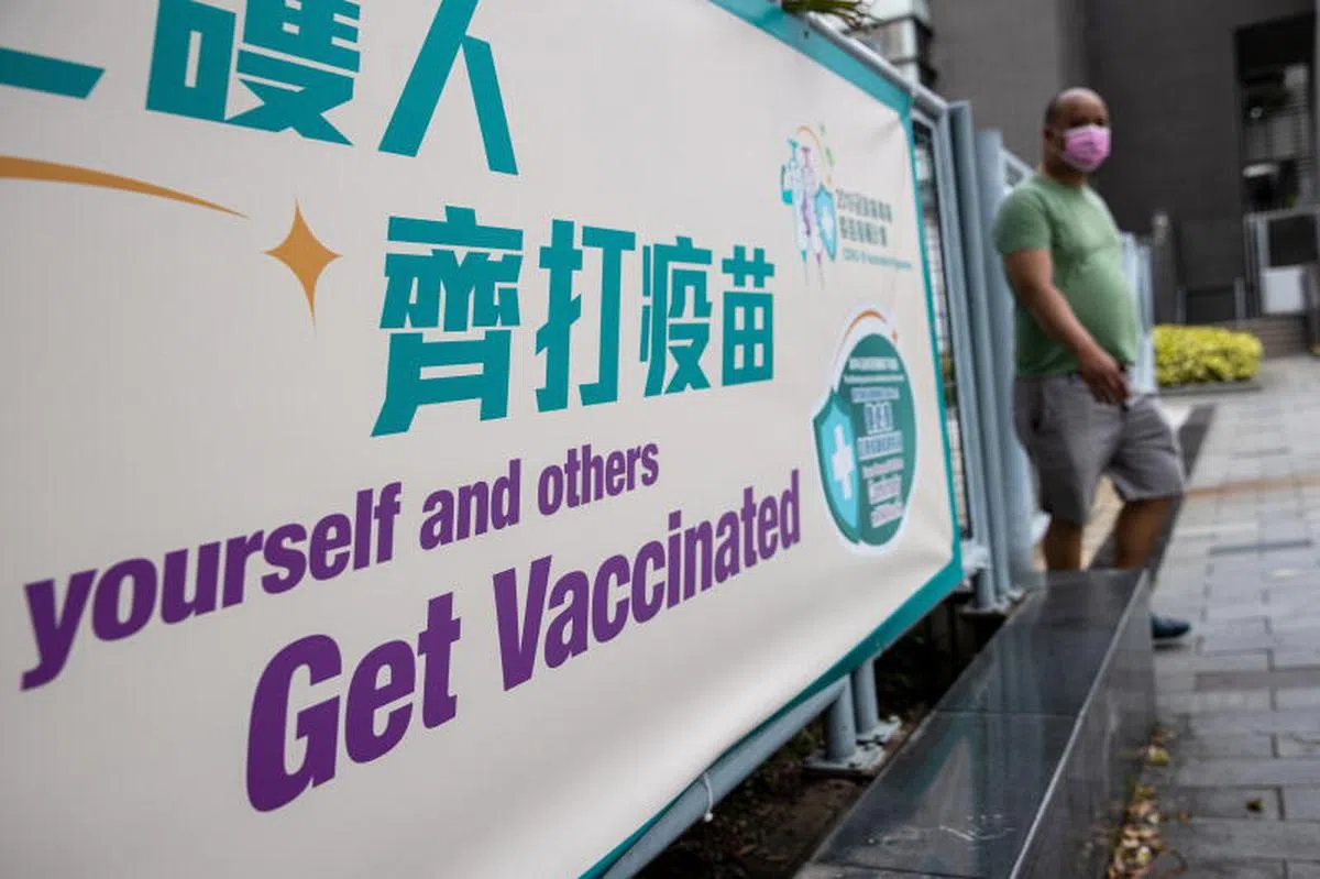 香港疫苗接种中心外的横幅。（欧新社） 