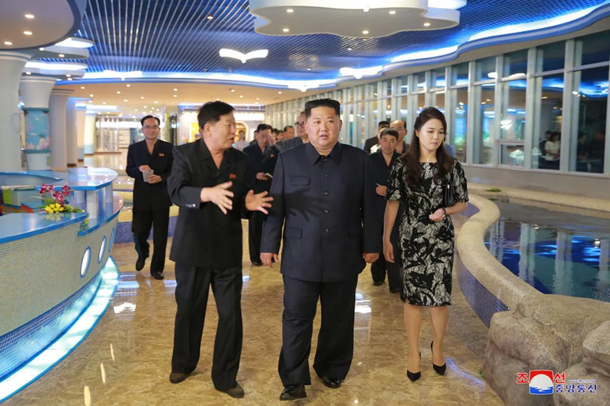  金正恩视察新建的平壤大同江水产品餐馆。（互联网） 