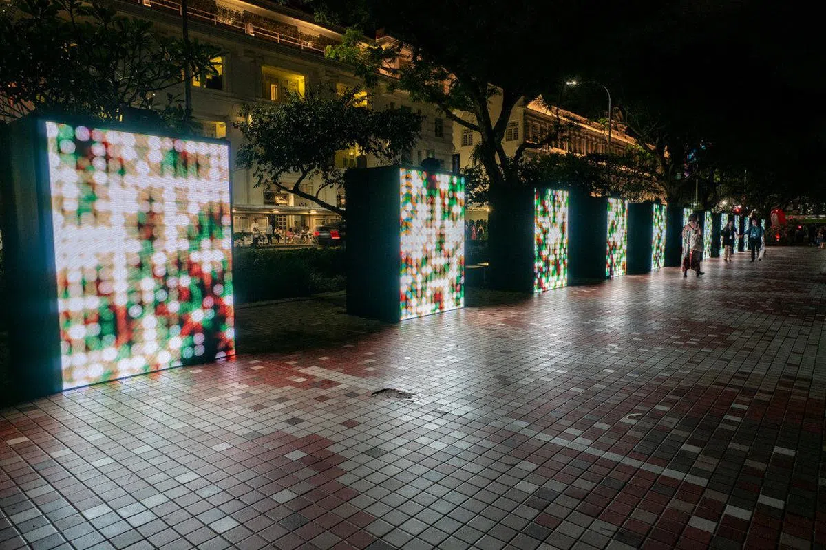  走在Disco Walkway上时能配合着节拍跳动。（Singapore Motherhood） 