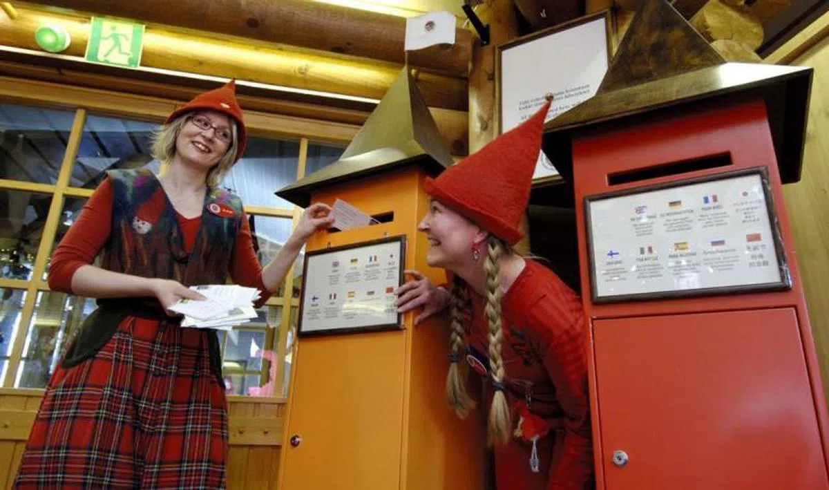  通过橙色邮箱寄出，邮件上是当天的北极圈邮戳。通过红色邮箱寄出，则会盖上专属的圣诞邮戳。（圣诞老人村） 