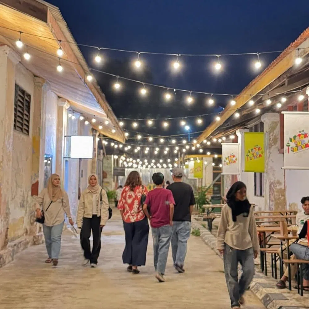 这里的文创商铺售卖各种手作纪念品，是挖掘特色好物的好地方。