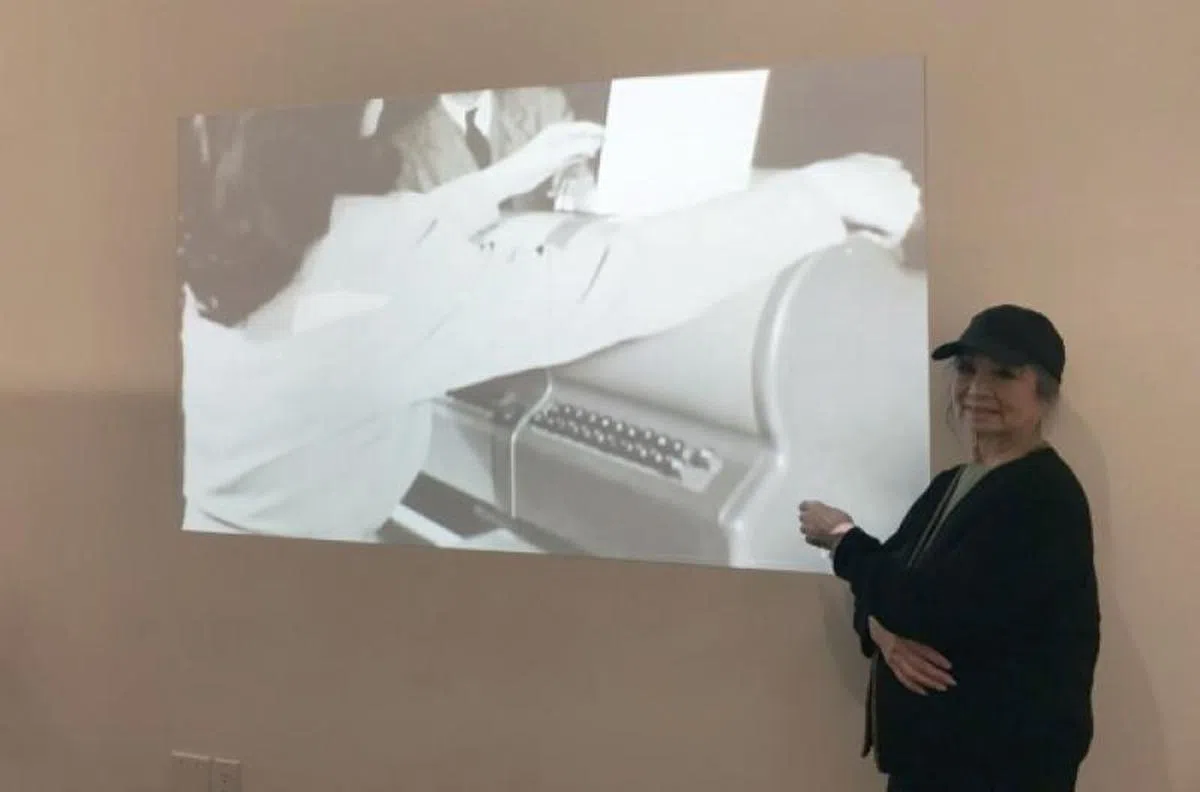 2019年，95岁的 Lois Lew 在美国举办的展览会上，与她曾在1947年示范中文打字机的黑白影片合影。（Steve Dronzewski）