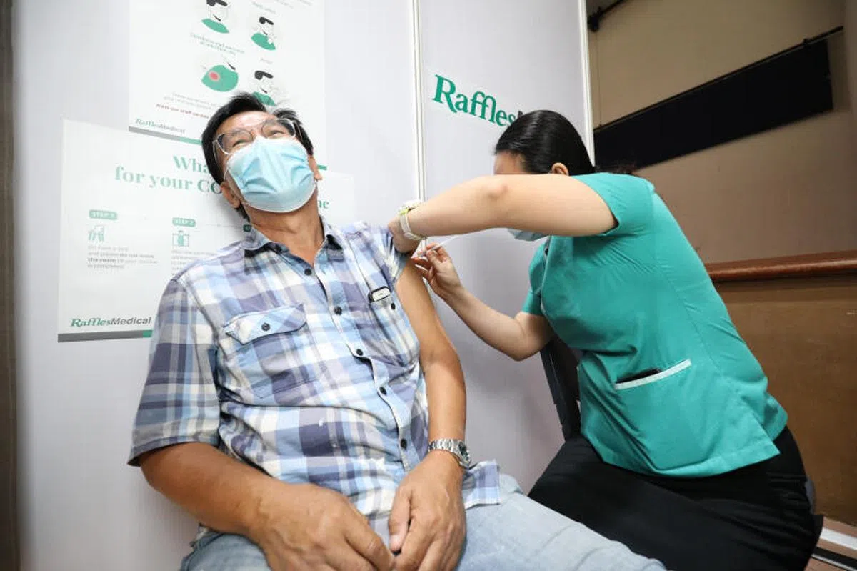  正在接种冠病疫苗的民众。（联合早报） 