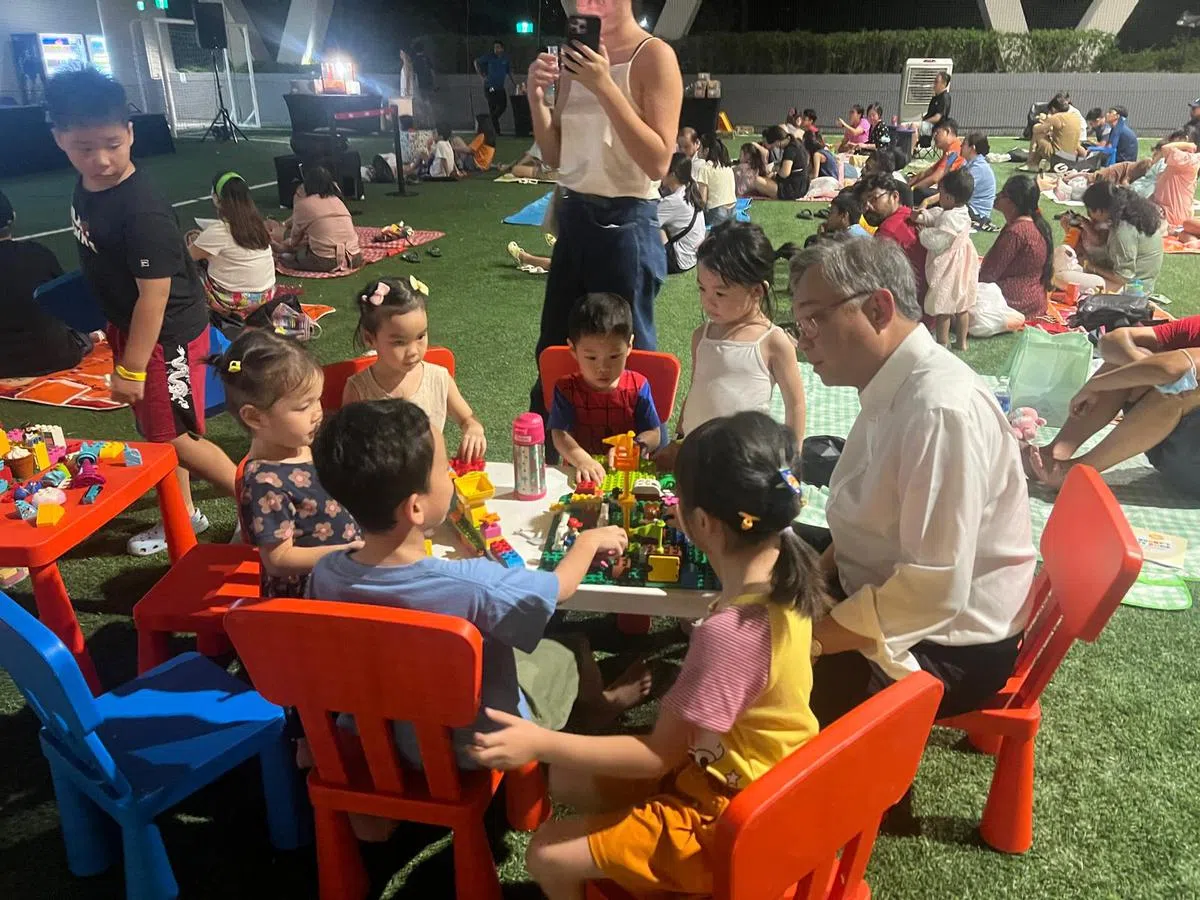 “大朋友”和小朋友一起玩。（蚁粉提供）