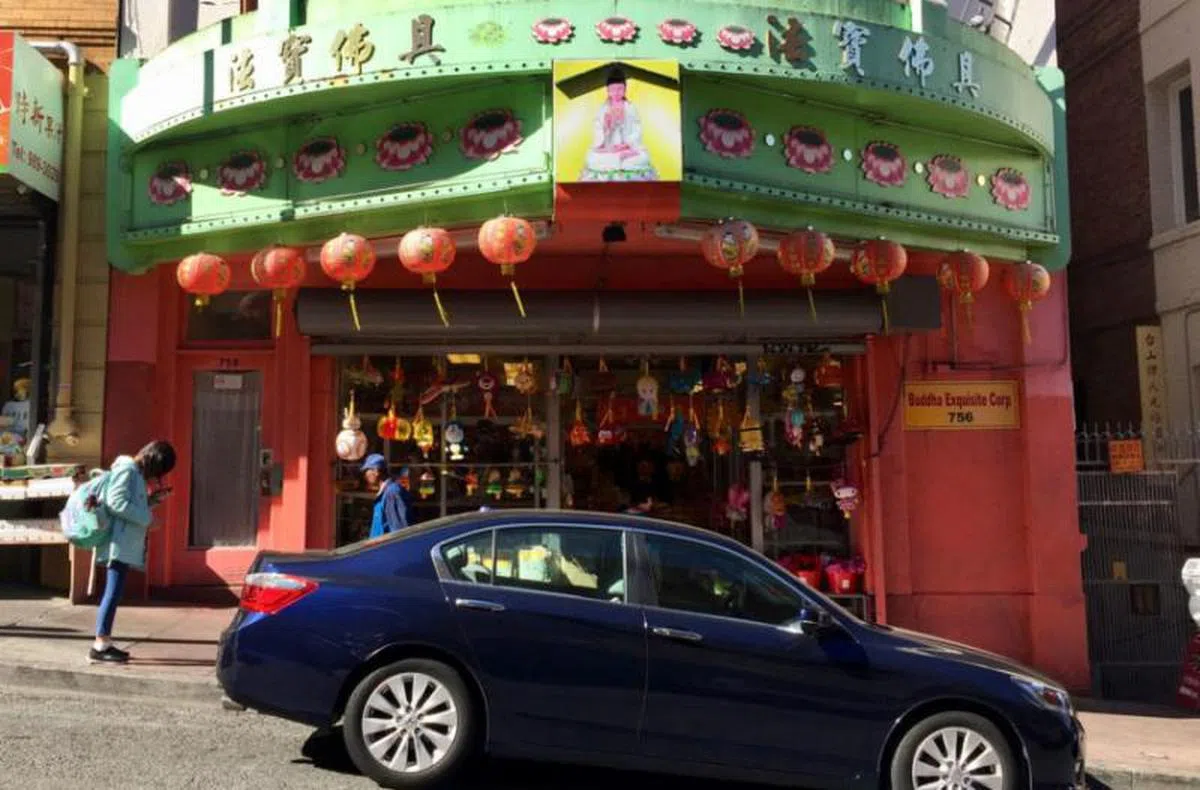 拥有3000平方英尺（279平方米）店铺面积的法宝佛具，出售宗教书籍、香和金纸。（ShopChinatown.org）