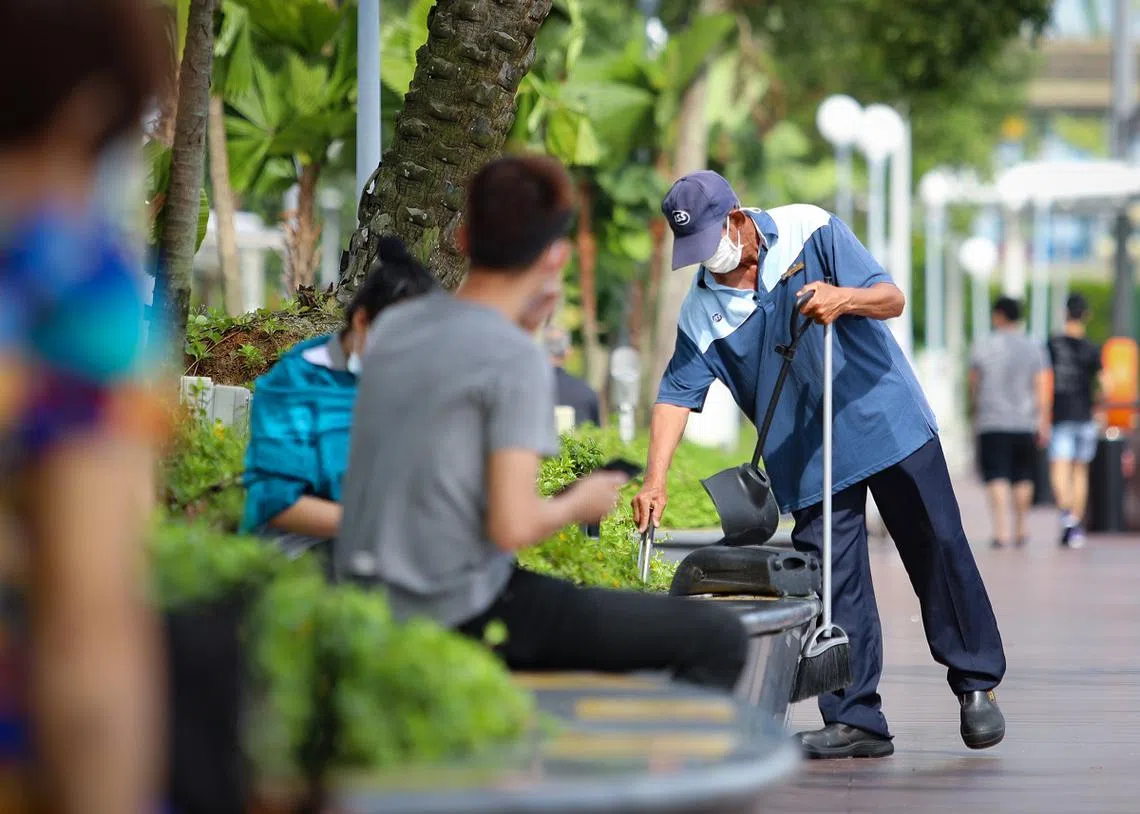 月入少于1300元的新加坡员工，以文员、清洁工、餐饮员工和商店推销员居多，他们的教育水平偏低，半数的最高学历只到中学程度。（联合早报）