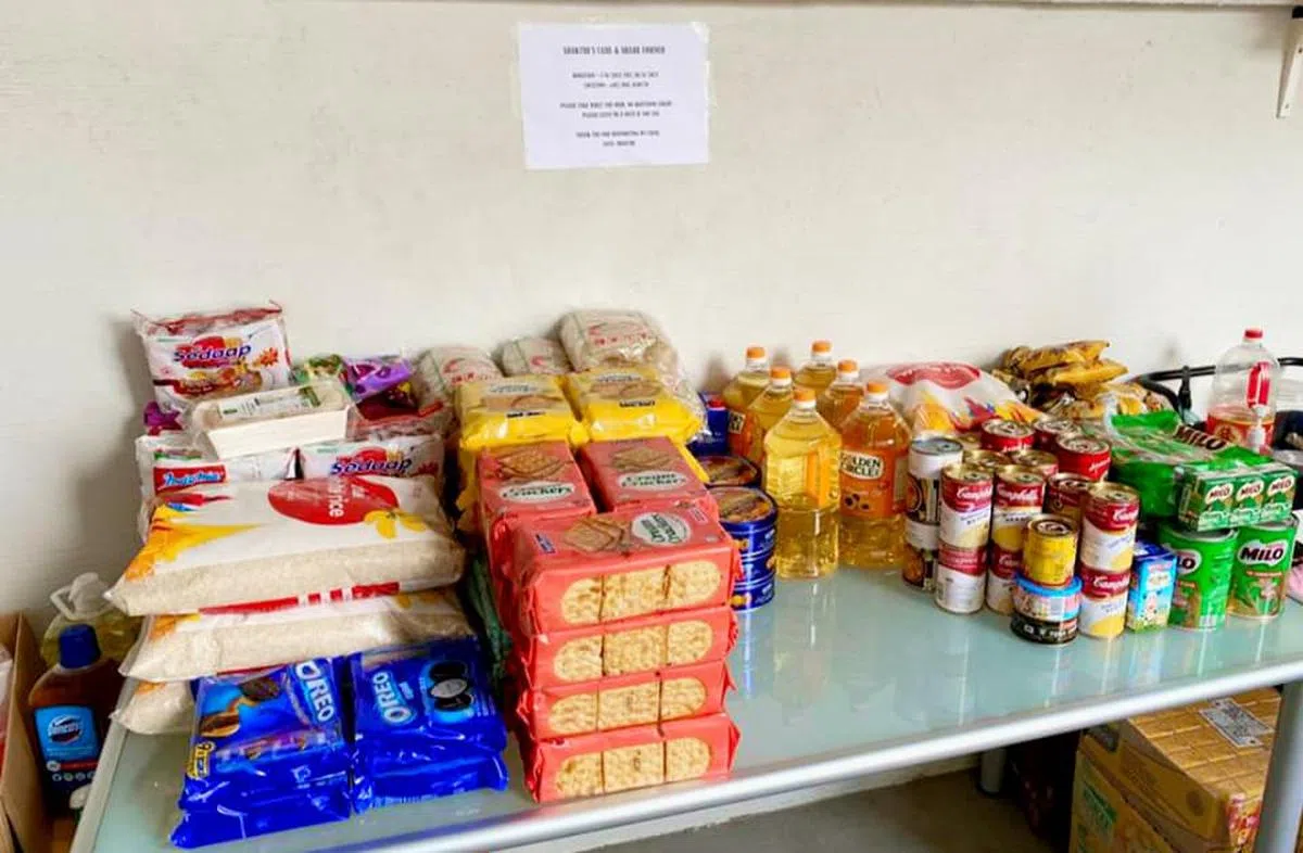 “关怀与分享角落”反应热烈，桌上的食品三天内就会见底。夏克蒂和热心公众会默默补上。（Jmaleni Saravanan） 