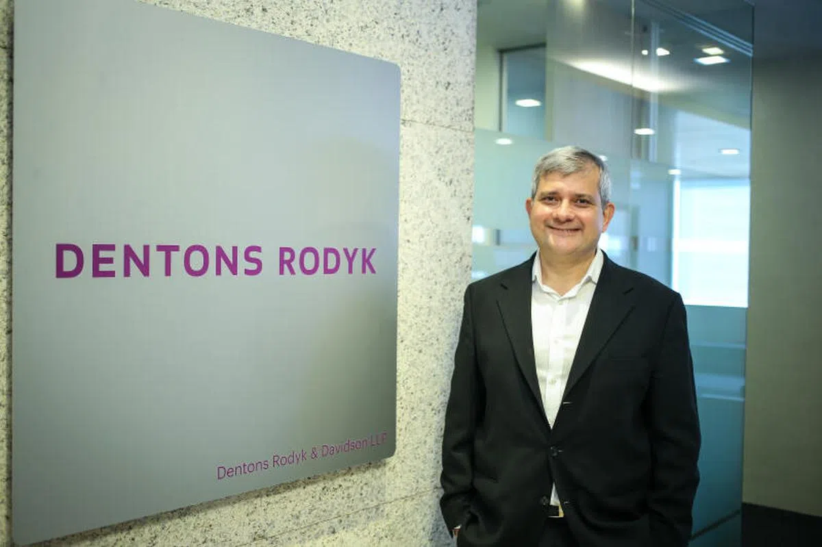  Dentons瑞德律师事务所（Dentons Rodyk & Davidson LLP）的环球副主席兼亚细安总裁，菲立·惹耶勒南高级律师（Philip Jeyaretnam）。(联合早报） 