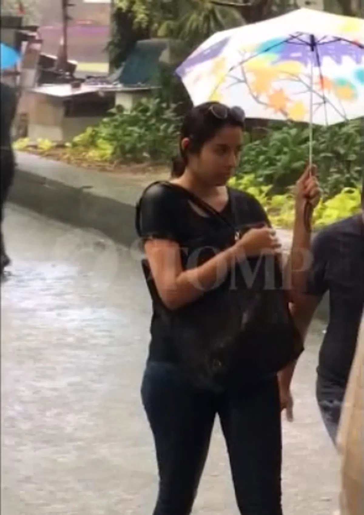  女生上衣湿了一大半，裤子也免不了受风雨的无情“洗礼”。（Stomp视频截图） 