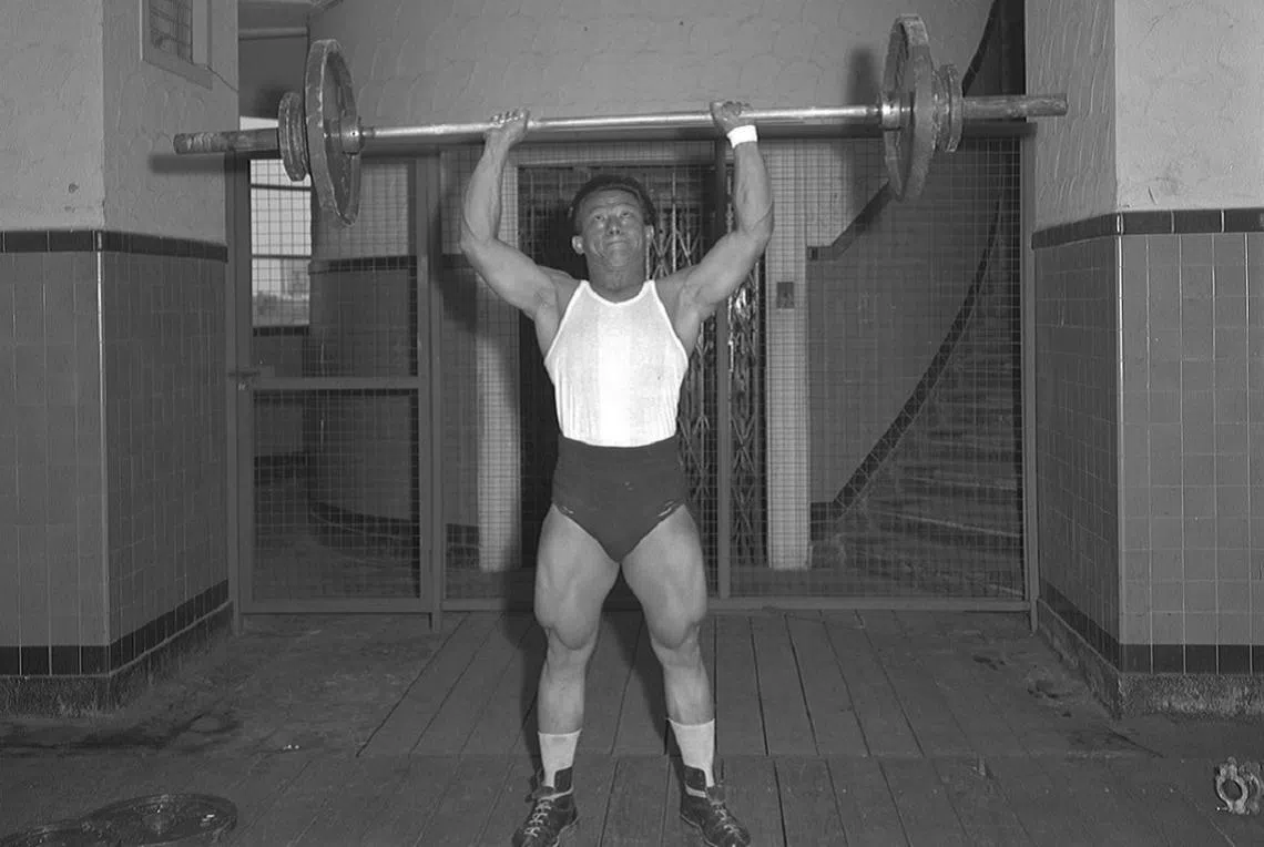 陈浩亮的体重只有67公斤，却举得起155公斤。（海峡时报）