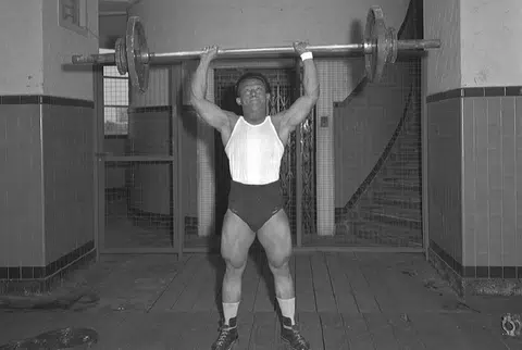 陈浩亮的体重只有67公斤，却举得起155公斤。（海峡时报）