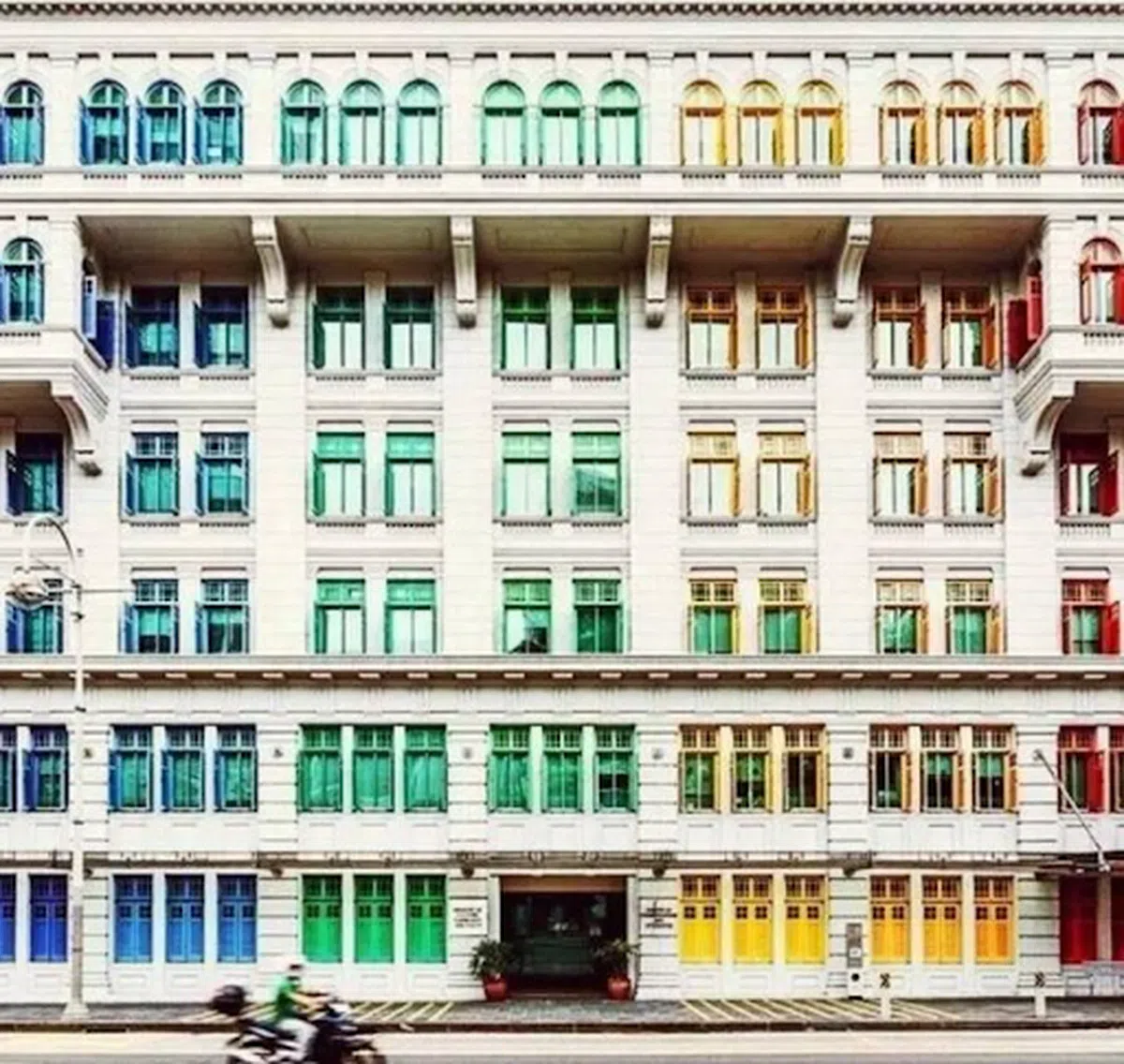  已经披上彩色外衣的旧禧街警察局。（互联网） 