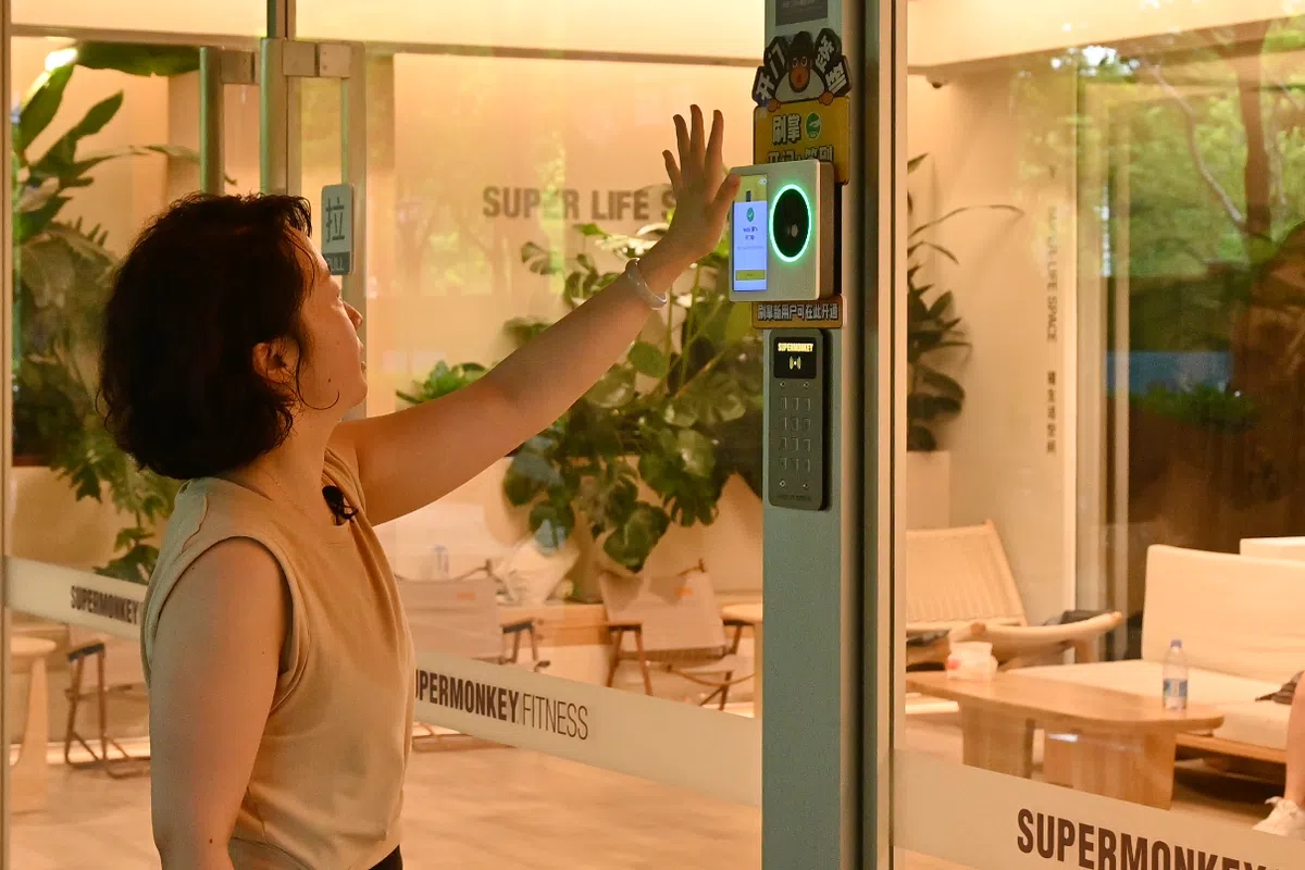 刷掌技术已在中国广泛使用，一名当地民众正准备刷掌进入健身房。（腾讯）