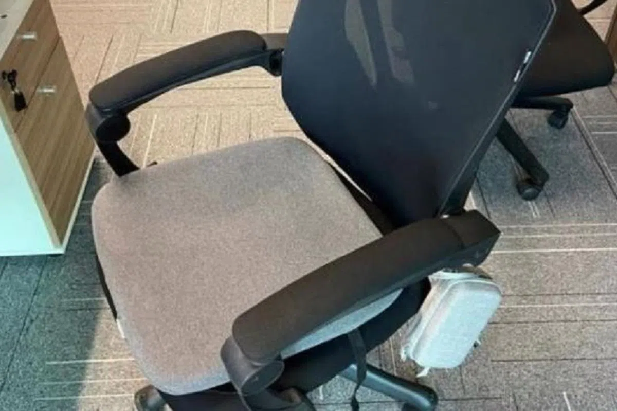 收到坐垫的员工以为是员工福利，殊不知竟是老板的“智能线人”。（互联网）