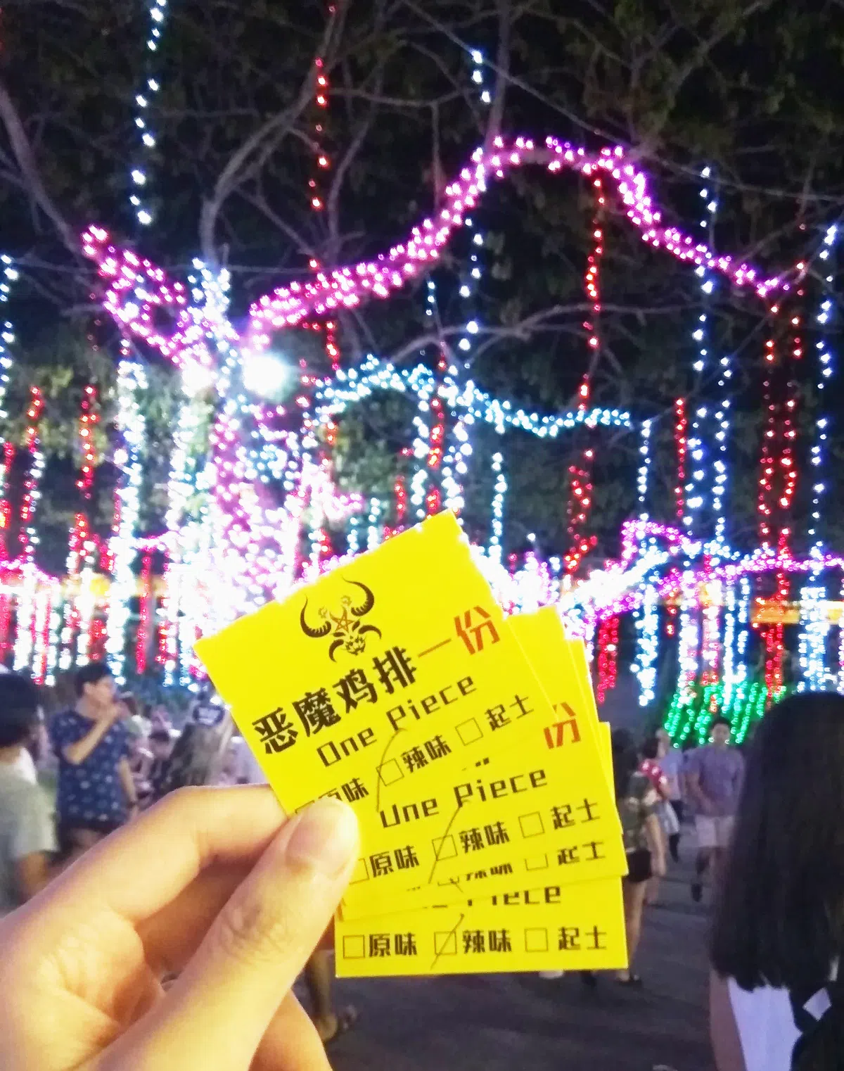  排队付钱后，还得再排队领鸡排。（苏羽葳摄） 