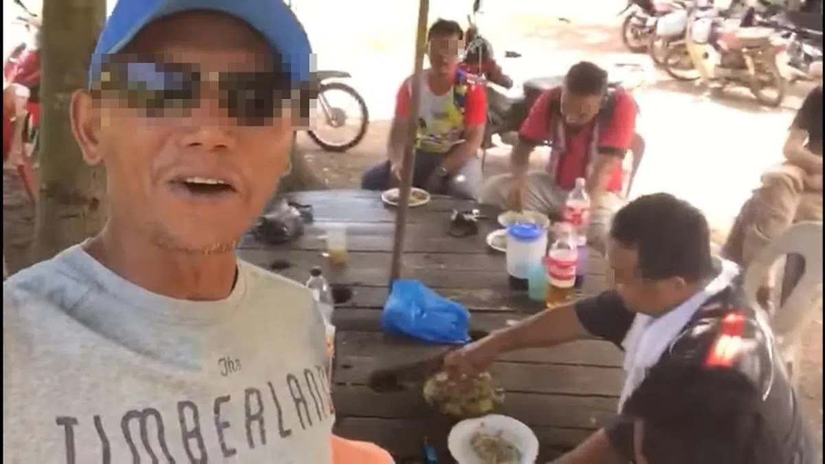  根据社交媒体所流传的视频，一名戴着鸭嘴帽和墨镜的马来男子，自拍57秒长的视频，并指很多人都因冠病躲在家里，炫耀他们却可一起用餐。（星洲日报） 