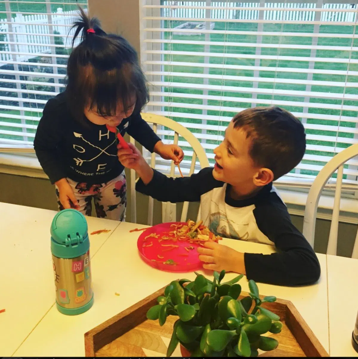  妹妹来了家里之后，喂妹妹吃饭也成了哥哥Levi的日常任务，而他也乐在其中。（Becca的Instagram） 