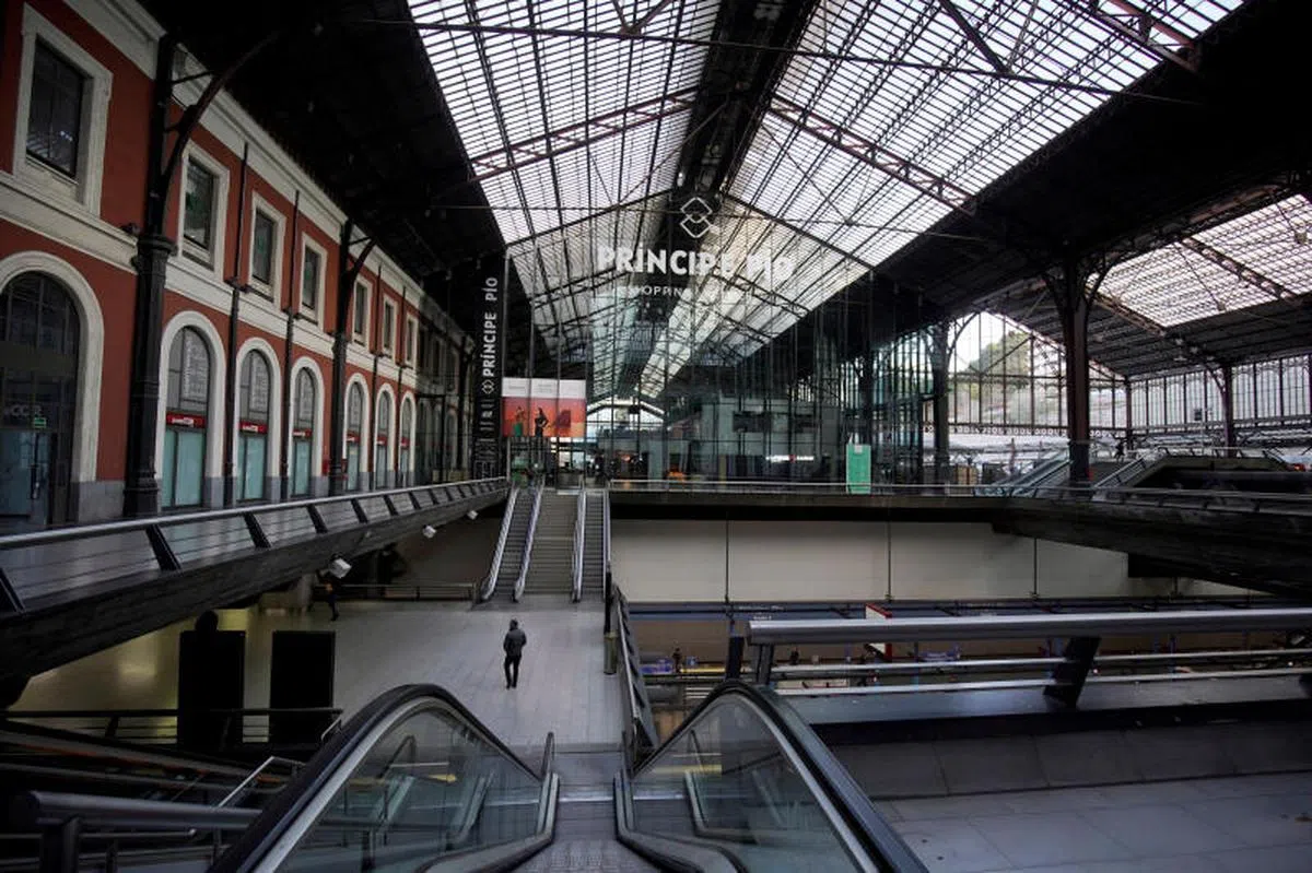  西班牙空荡荡的马德里火车总站。（路透社） 