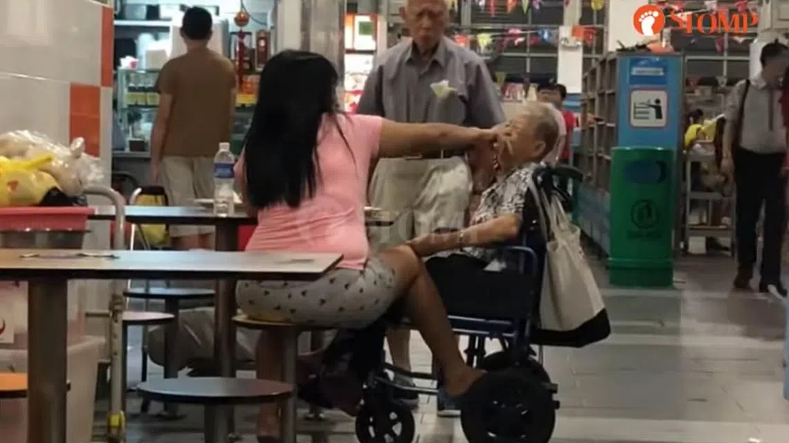 阿嫲的孙女说：“阿嫲忘了所有人，包括我爷爷（视频里站在一旁的年长男子），她唯一记得的就是她的女佣。”（Stomp视频截图）