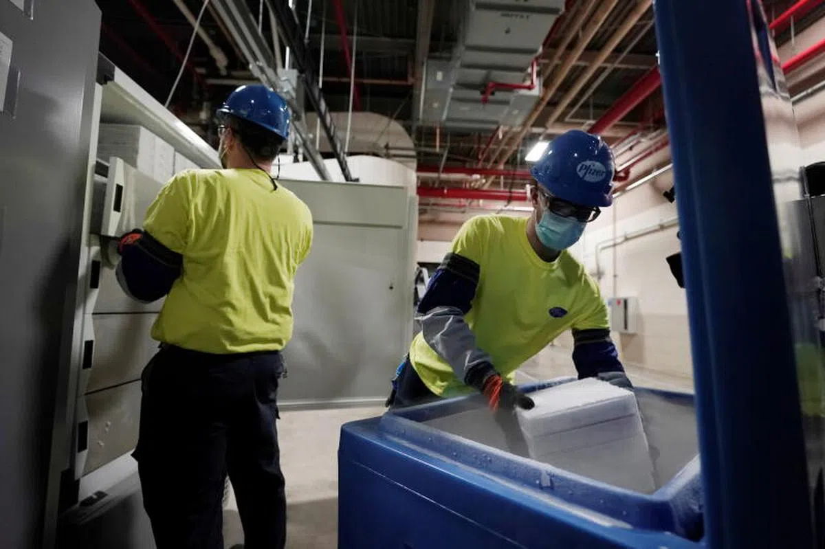  辉瑞工作人员将辉瑞BioNTech疫苗从零下70度的冷库取出，准备运送到下单的国家。（路透社） 