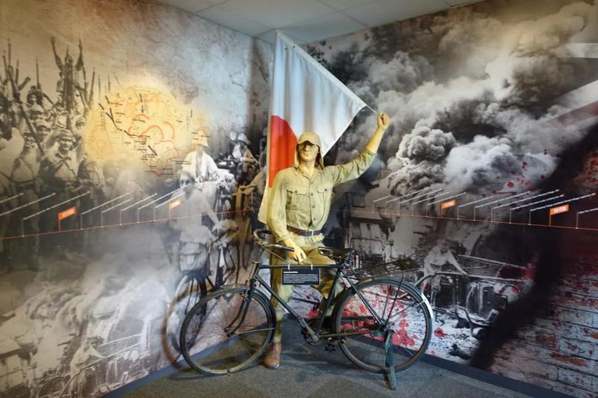  纪念馆位于英比奥山上，馆内设有许多栩栩如生的人物模型，尽量还原了当时日军攻占新加坡的场景。（圣淘沙官网） 