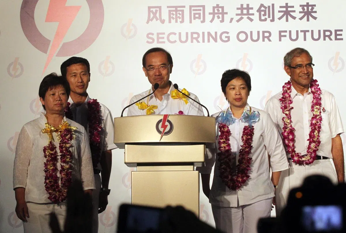  2011年大选成绩揭晓当晚，由杨荣文（中）领军的人民行动党团队，向阿裕尼集选区的支持者发表感言。左二为王乙康。（联合晚报） 