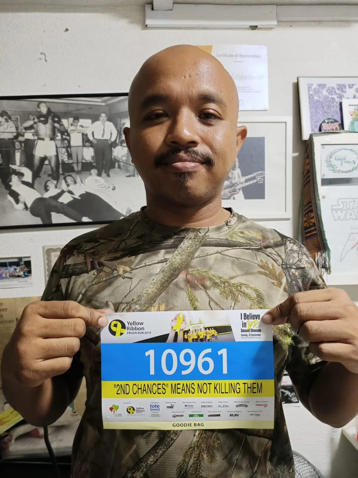  委员会要求纳菲兹更换印有反死刑标语的编号布条。（纳菲兹面簿） 