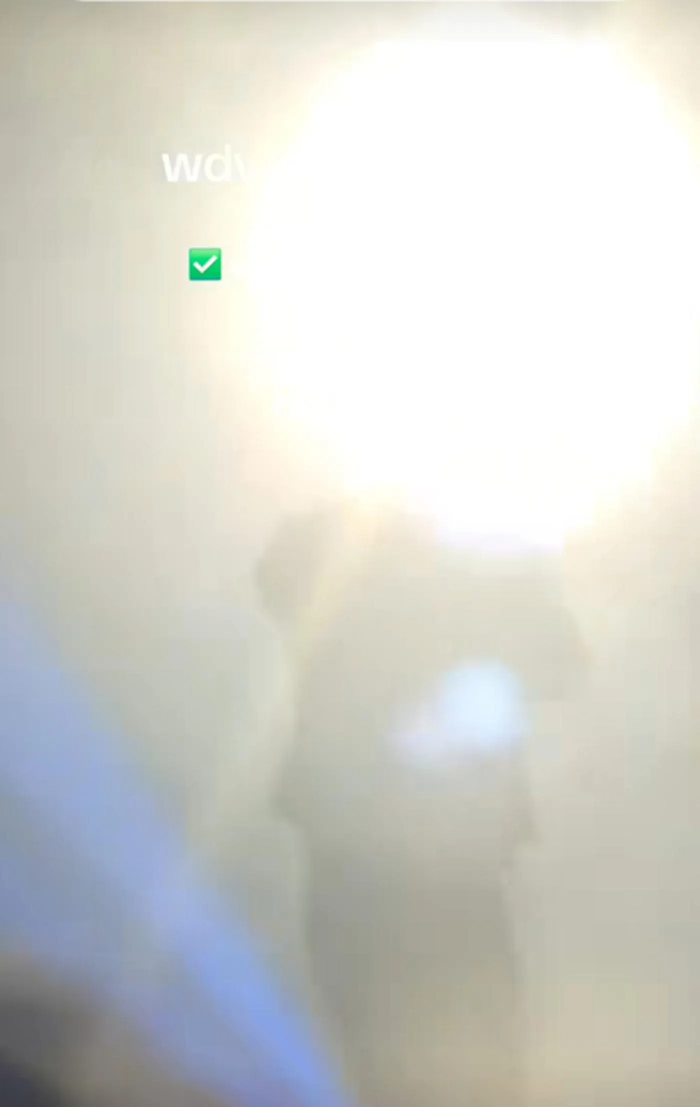 拍着拍着，刘宪华就被灯光“吞”掉。