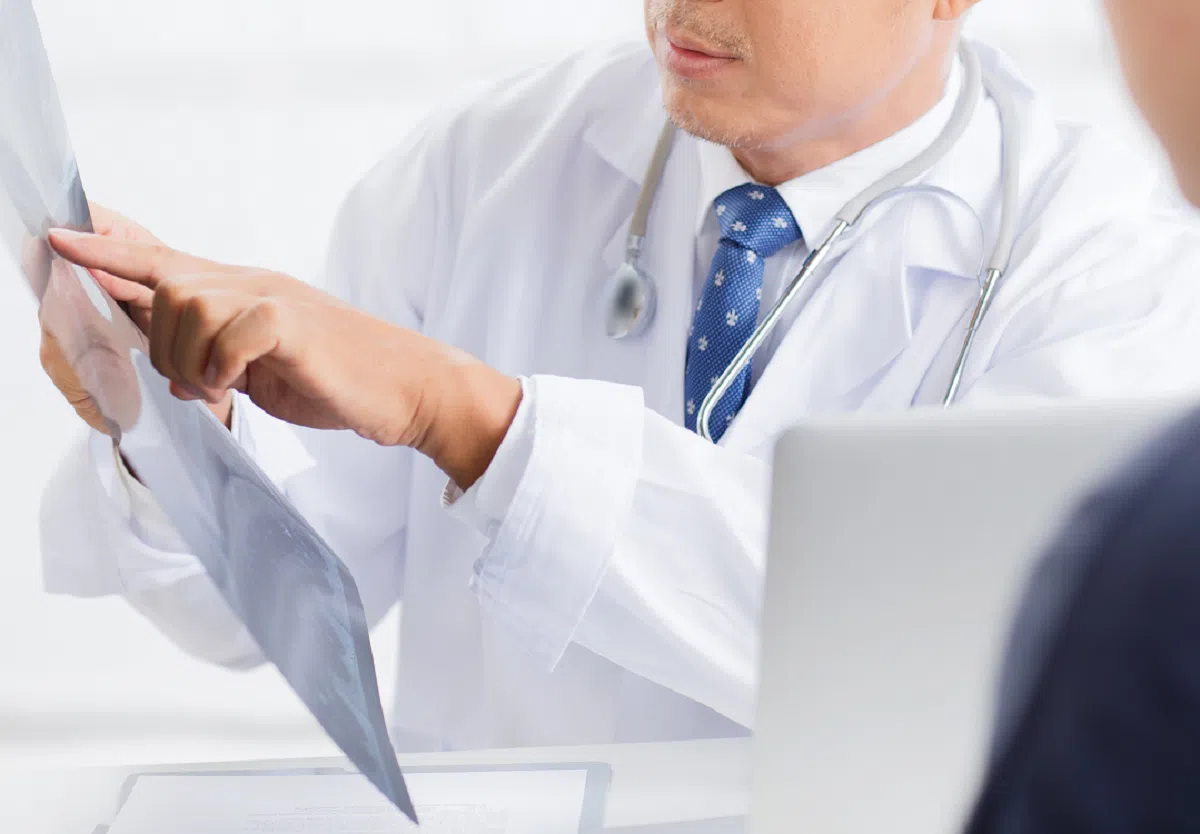 示意图：医生诊断病情。（ALAMY）