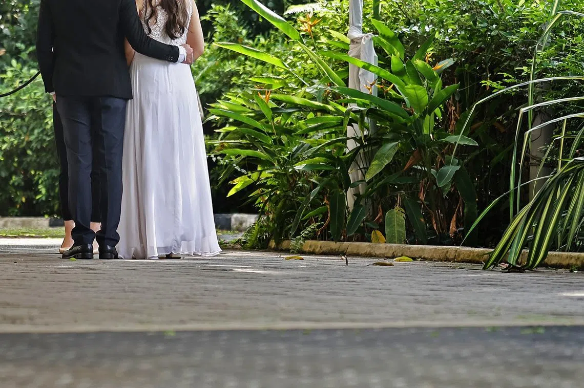 2023年本地公民与非居民的跨国婚姻中，超过七成是本地男子娶外籍妻子。（联合早报）