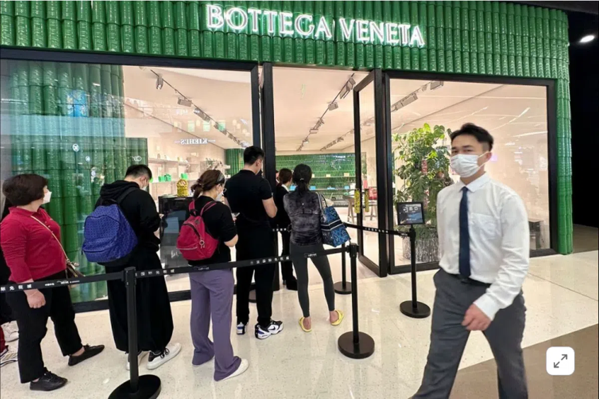 中国消费者在海南三亚国际免税城的意大利奢侈品店葆蝶家（Bottega Veneta）外排队等待进入。（路透社）