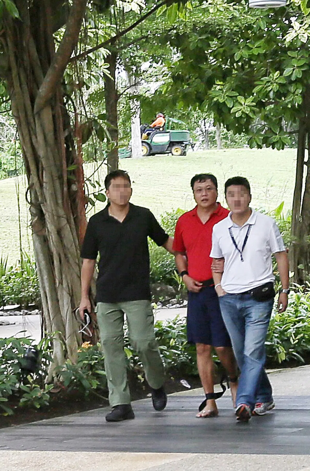  邱贵福在警方的押送下重回第一案发现场滨海花园，重组案发过程。（新明日报） 