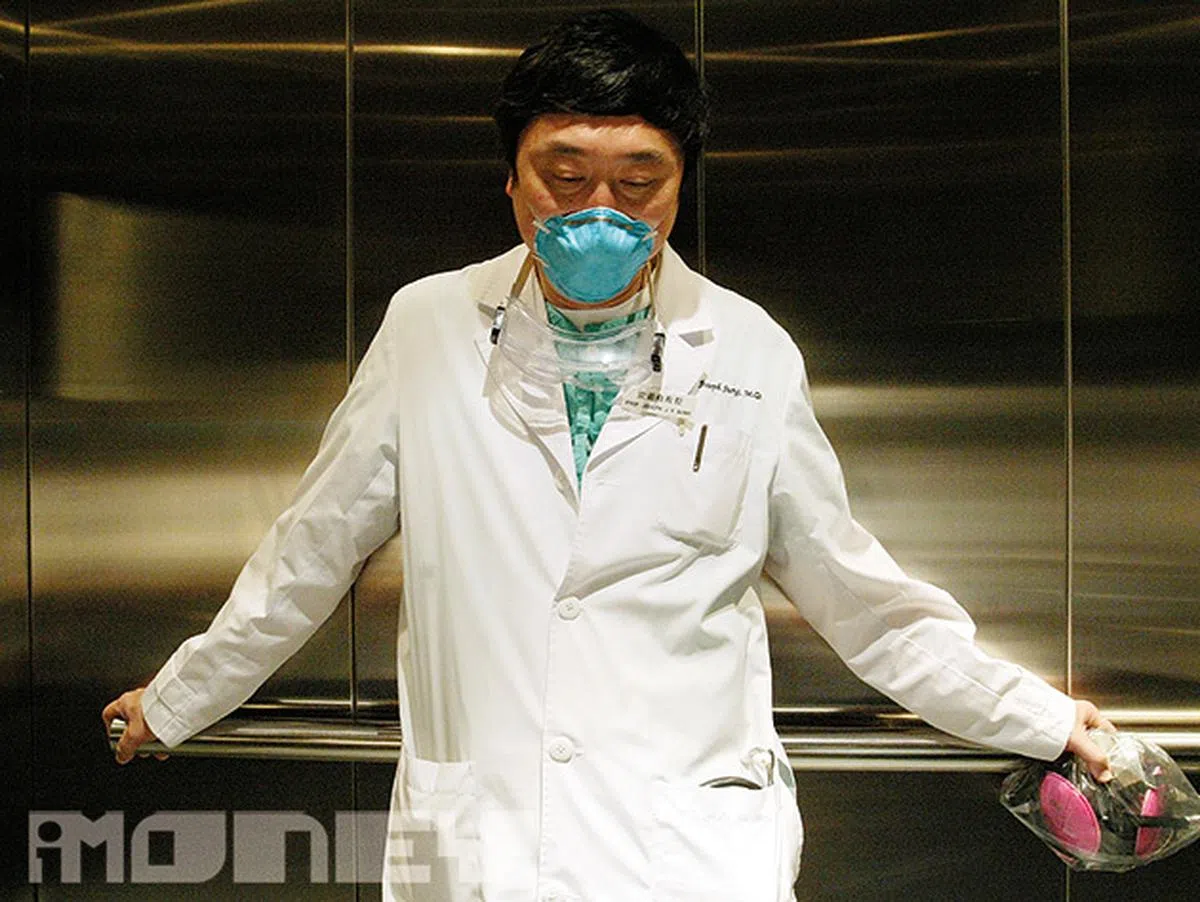  威院当年疫情严重，差不多四分一内科医生病倒，沈祖尧回忆当时真的心力交瘁，庆幸最终成功击退沙氏，获《时代》周刊封为“亚洲英雄”。（iMoney智富杂志） 