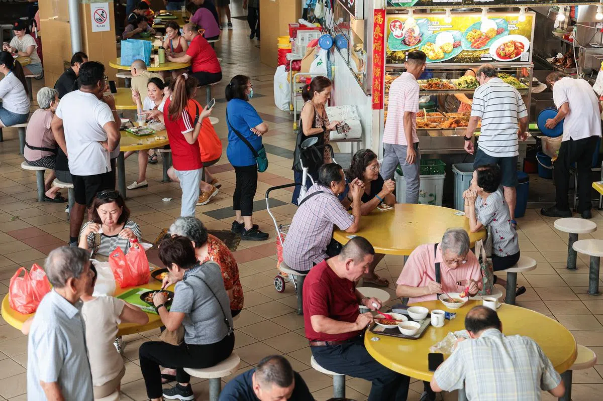 被誉为美食天堂的新加坡，大部分人口都选择在外用三餐，只要是味道好的摊位，每天都会准时大排长龙。（联合早报）