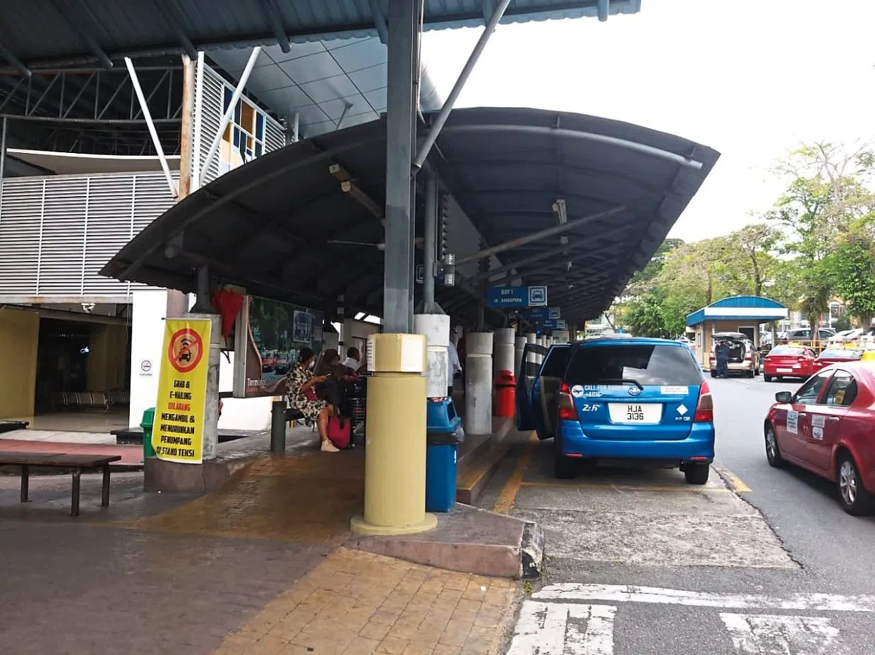 过去已有不少民众分享在新山拉庆中央车站搭乘跨境德士的不愉快经验，包括司机故意不在特定时段开车，或要求高于固定费率的车价。