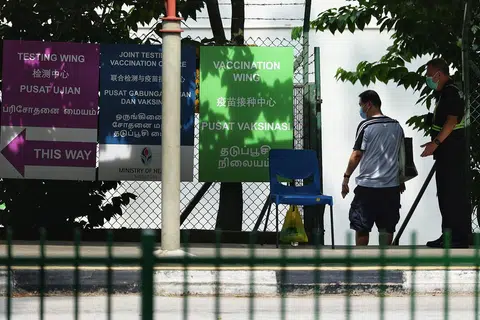 本地目前共有10个联合检测和接种中心，除碧山以外，其他九个位于宏茂桥、红山、联邦通道、裕廊东、加基武吉、白沙、盛港、兀兰，以及义顺的中心，都有提供莫德纳二价疫苗。（联合早报）