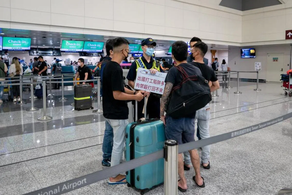 驻守在桃园机场的台湾警员一旦看到疑似被诱骗出国的民众，就会上前进行宣导。（报导者）