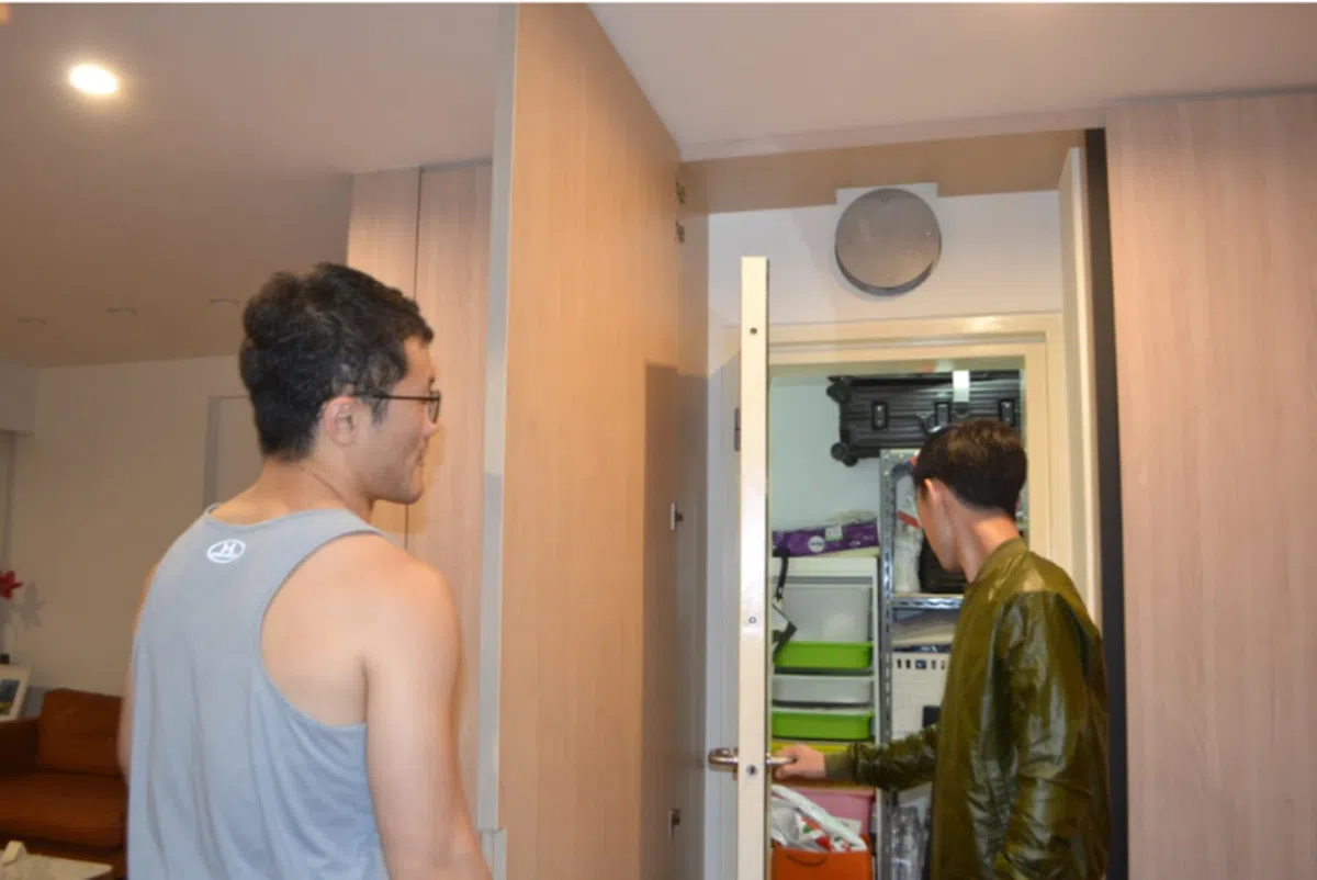 组屋单位内的防空壕。（vice）