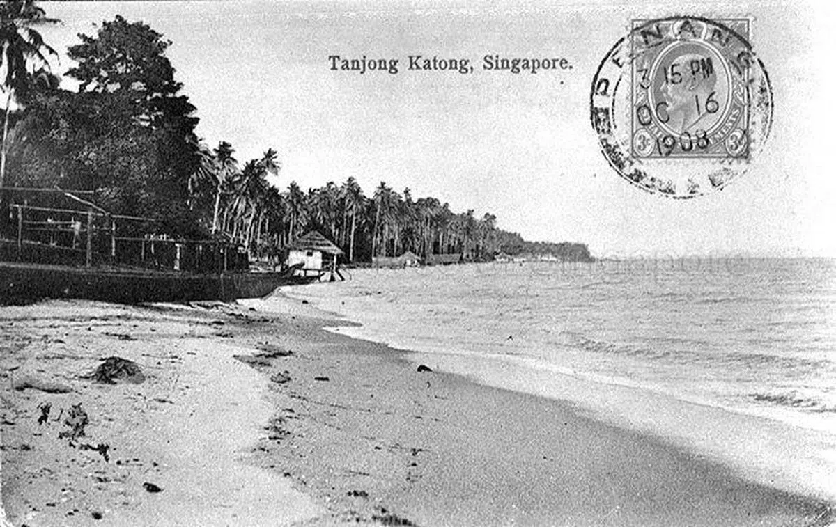 1920年代的丹戎加东海滩。这里再1970年代进行大规模填海工程后，才有我们现在所所熟悉的马林百列和东海岸公园。（新加坡国家档案馆）