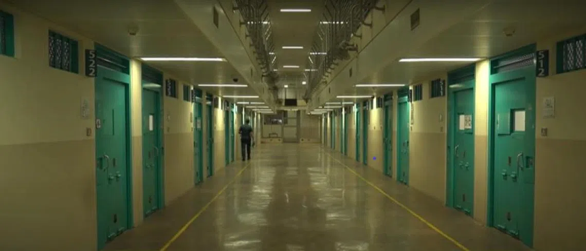 樟宜监狱B1狱所囚禁的是惯犯或长期监禁的囚犯，牢房都是单人房。（视频截图）