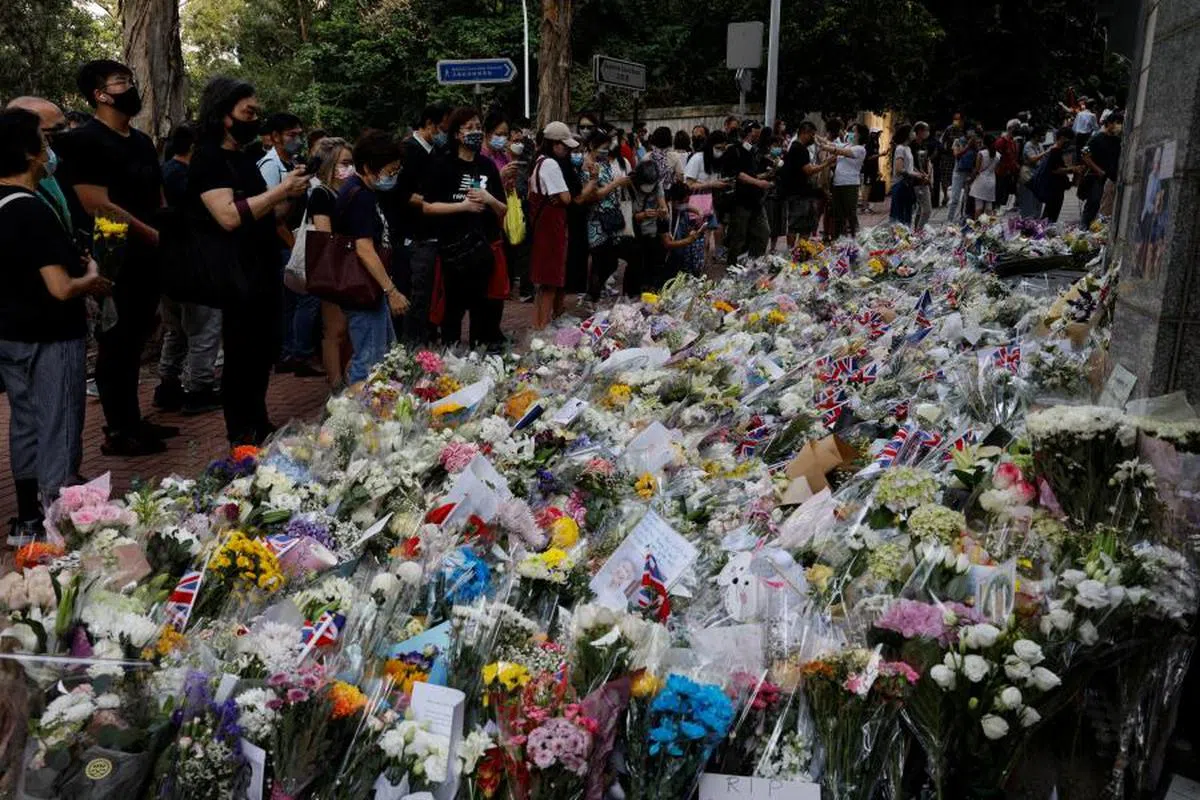 大批港人献上鲜花向已故英女王致意。（路透社）