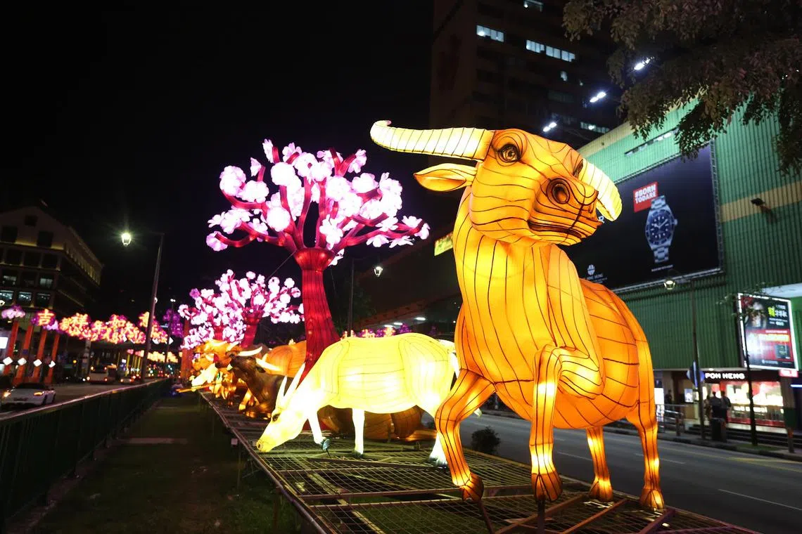 牛车水的2021牛年灯饰。（联合早报）