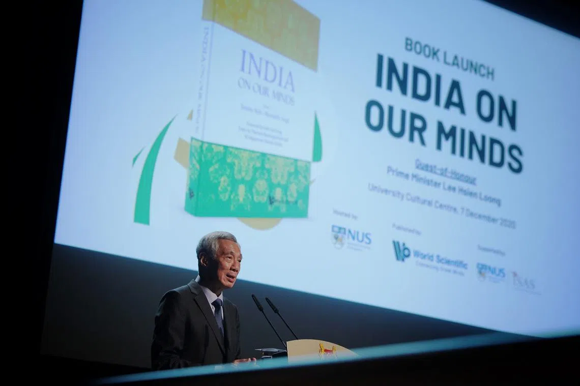 李显龙总理为许通美教授主编的《印度印象》主持发布仪式时讲话。（海峡时报）