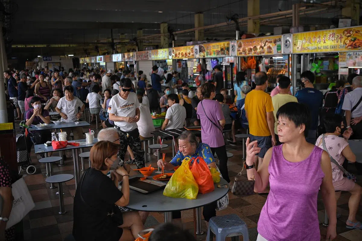 新加坡小贩中心是新加坡社会的缩影。这里的人并非所有人都能说流利英语。（海峡时报）