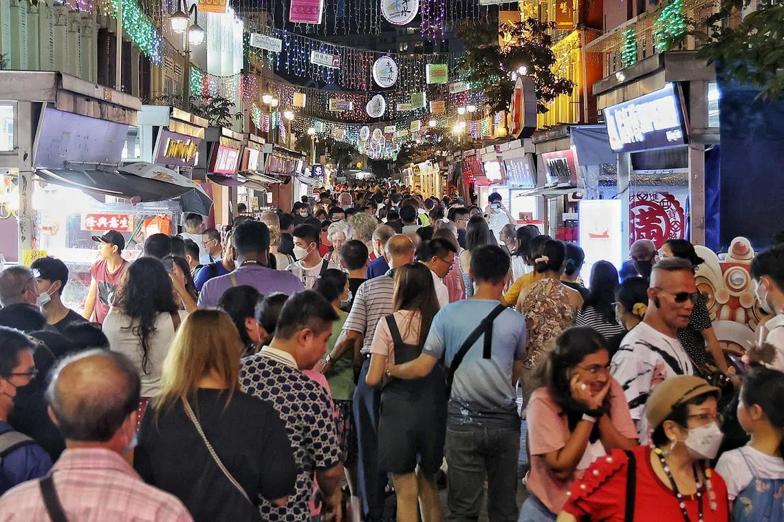 《华盛顿邮报》近日一篇报道称，新加坡华人立场日益亲华。（新明日报）