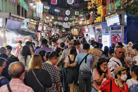 《华盛顿邮报》近日一篇报道称，新加坡华人立场日益亲华。（新明日报）