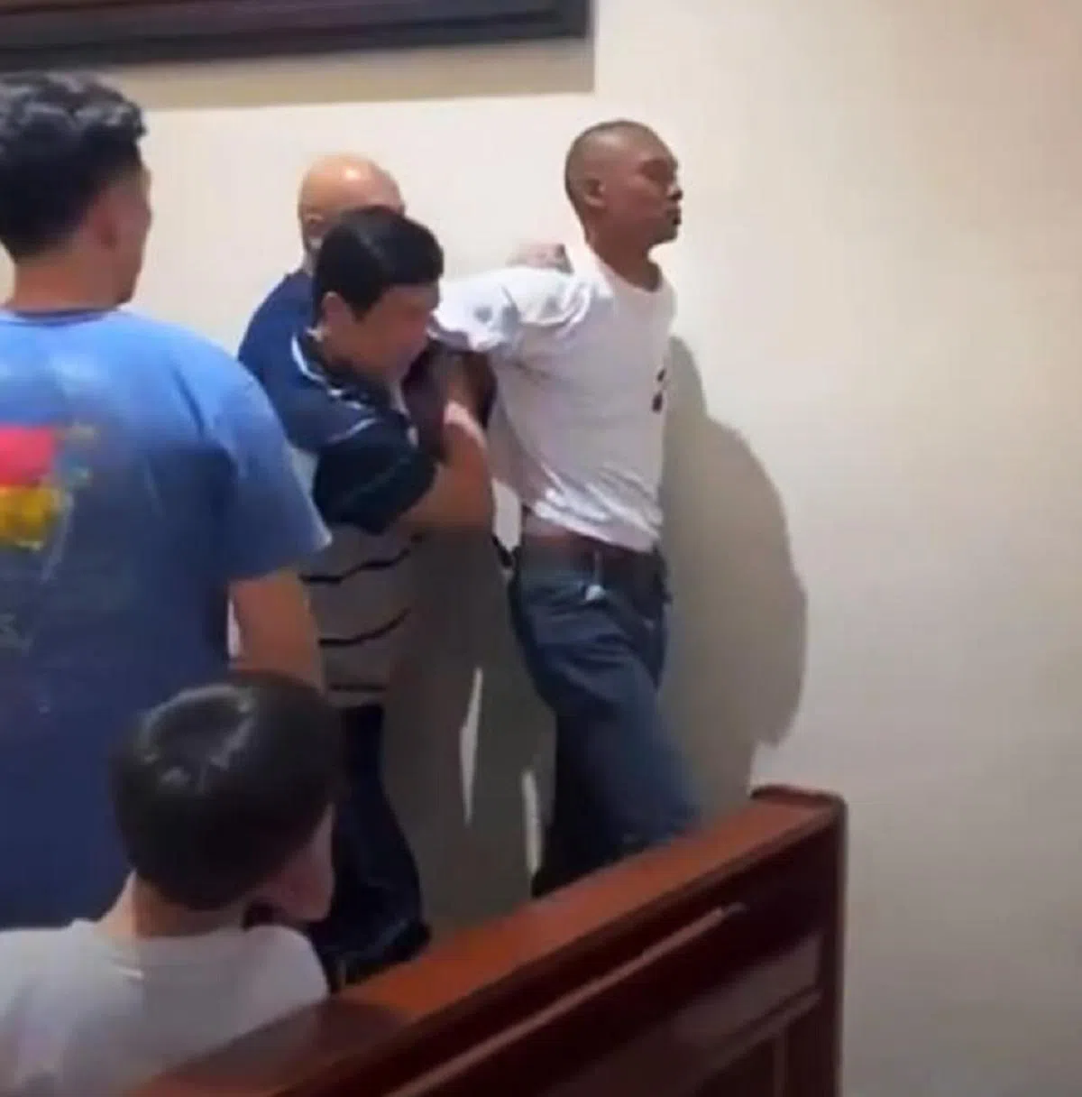 袭击神父的僧伽罗族男子，已还押接受精神评估。（海峡时报读者提供）