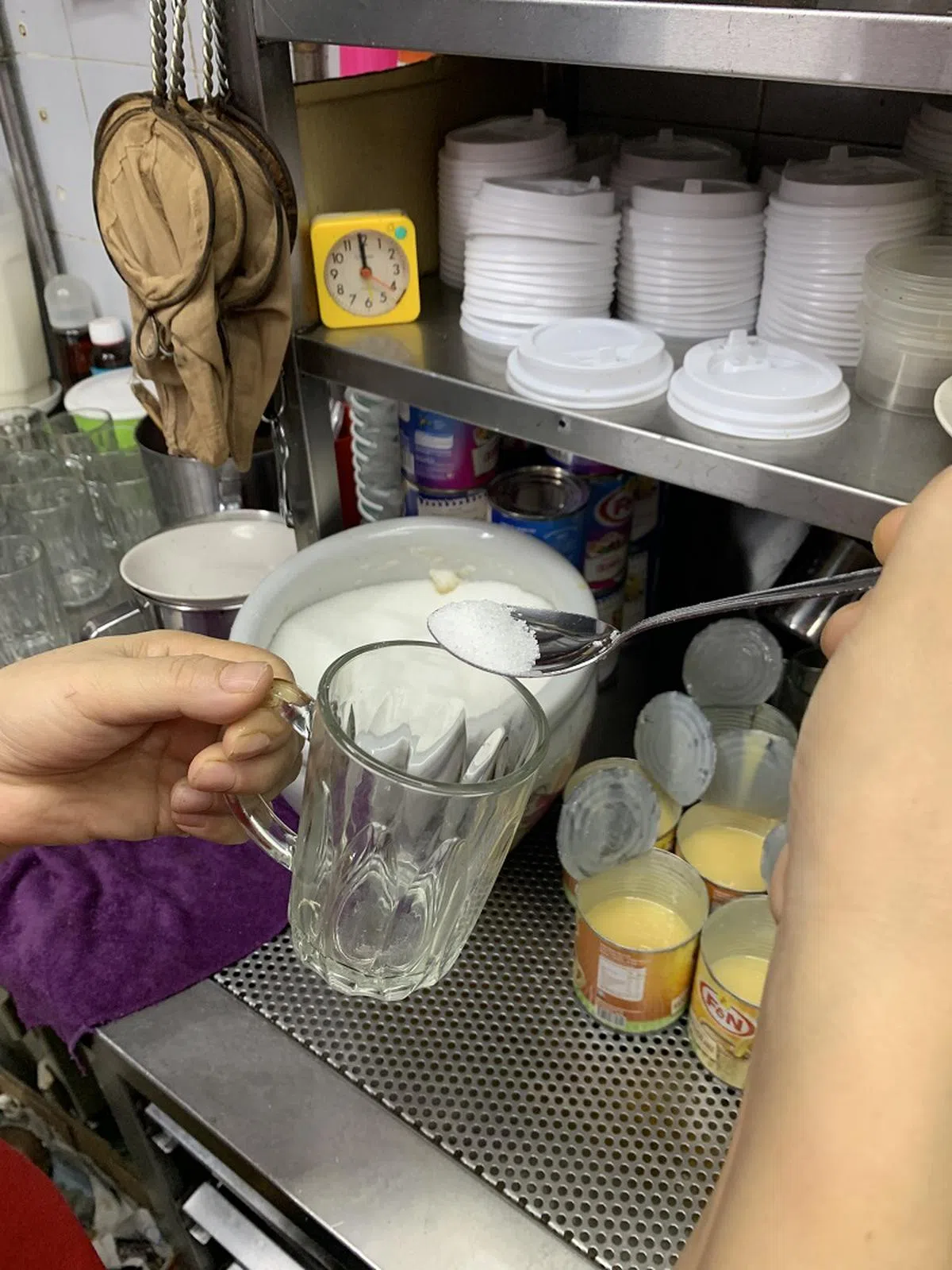保健促进局推出的“默认少糖”运动，吸引不少咖啡店和食阁落实。（新明日报）