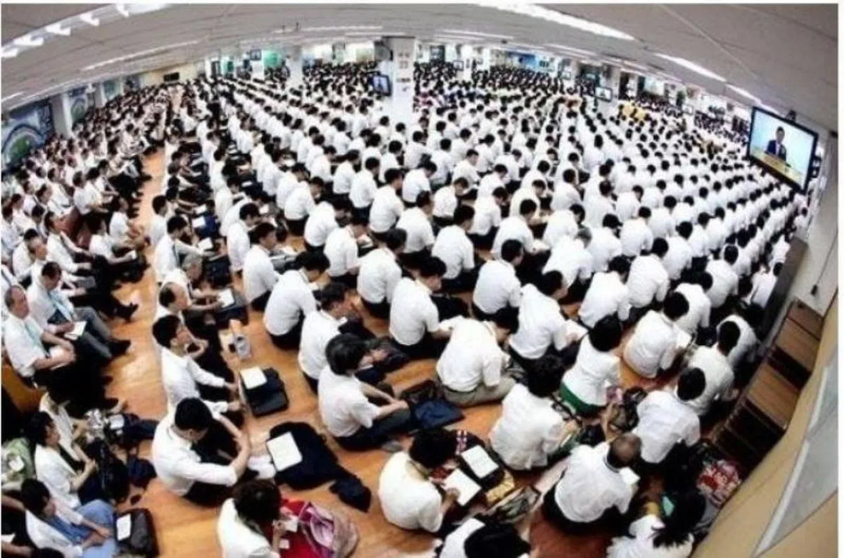  新天地教徒每周的读《圣经》集会。（互联网） 